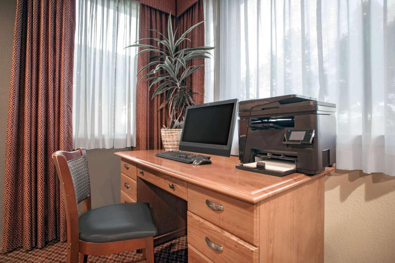 Hawthorn Suites By Wyndham Kent, Wa Exteriör bild