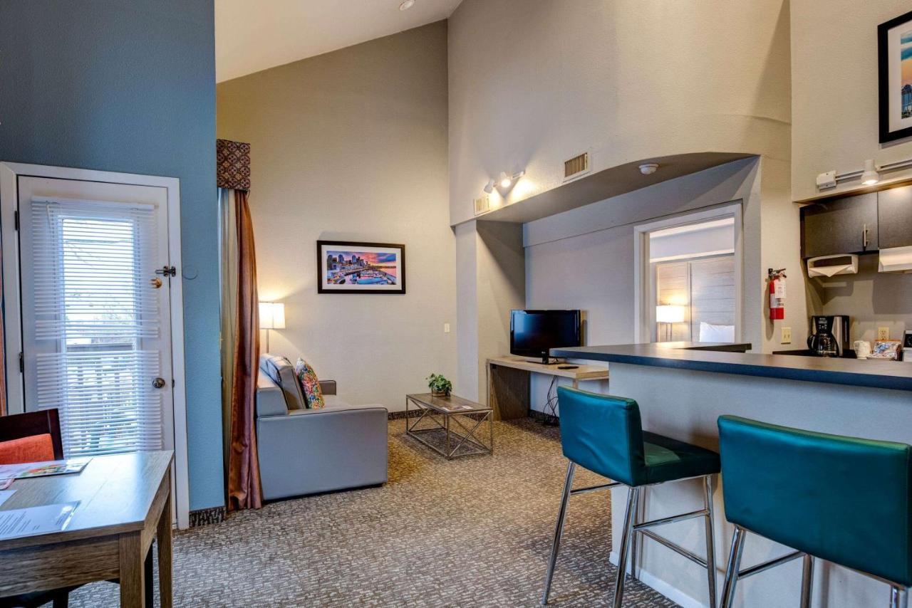Hawthorn Suites By Wyndham Kent, Wa Exteriör bild