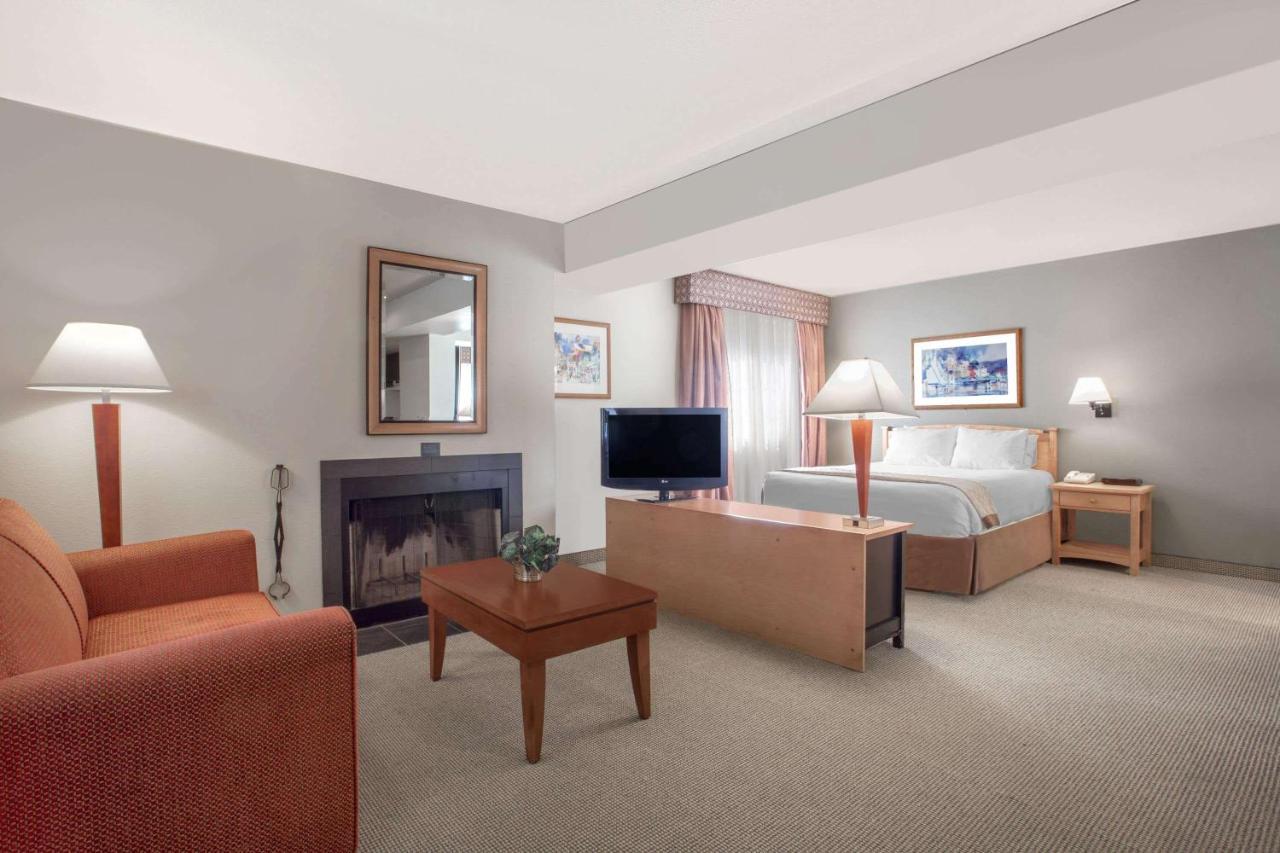 Hawthorn Suites By Wyndham Kent, Wa Exteriör bild