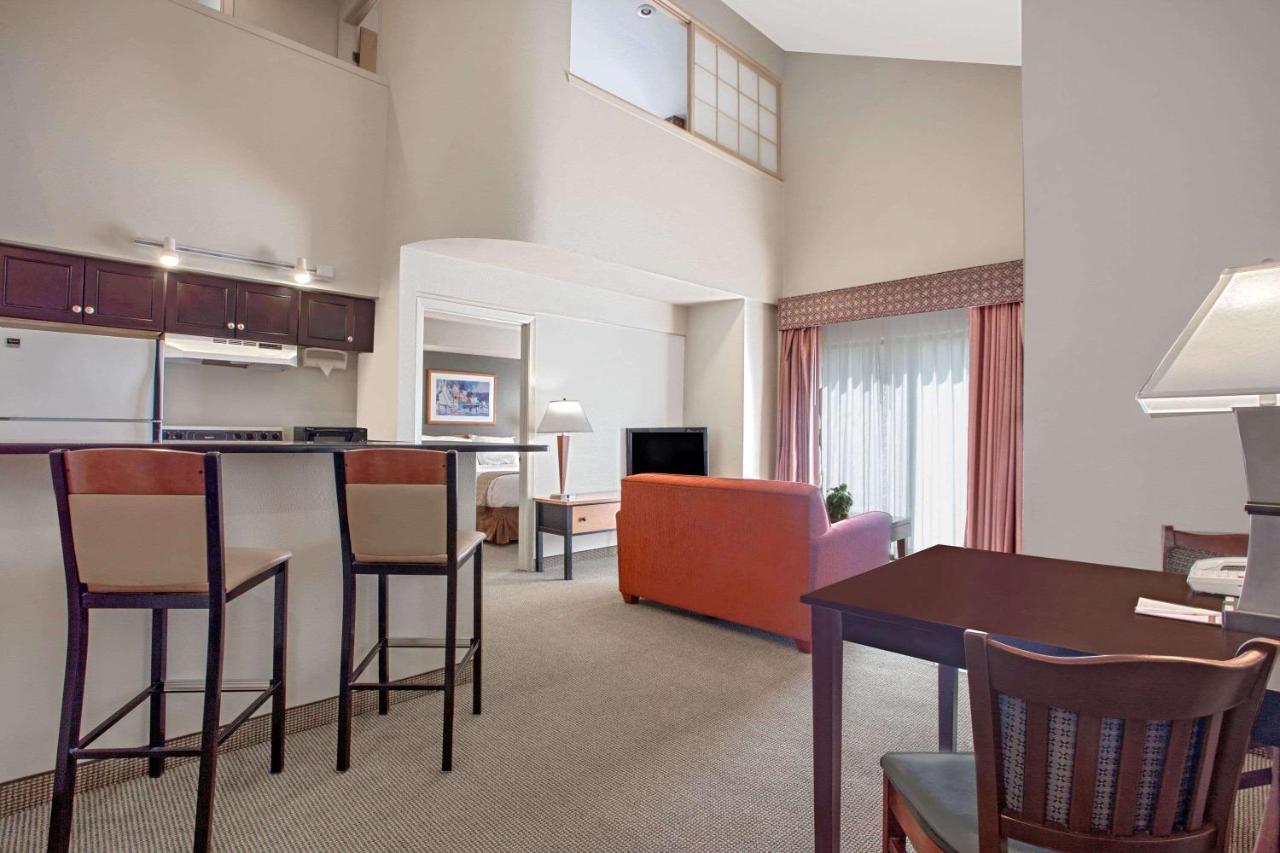 Hawthorn Suites By Wyndham Kent, Wa Exteriör bild
