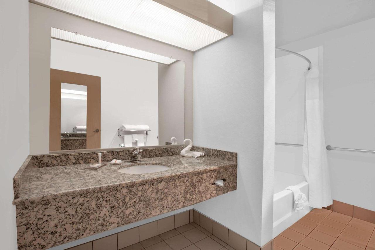 Hawthorn Suites By Wyndham Kent, Wa Exteriör bild